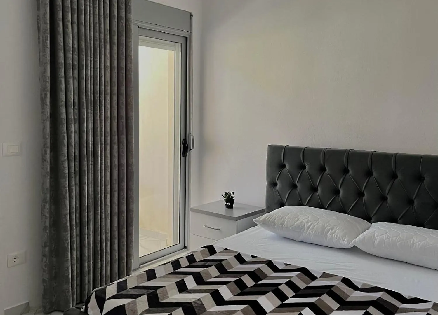 Xhefri'S Apartments Vlorë Albania