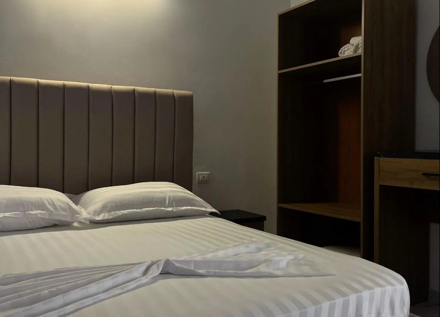 Xhefri'S Apartments Wlora
