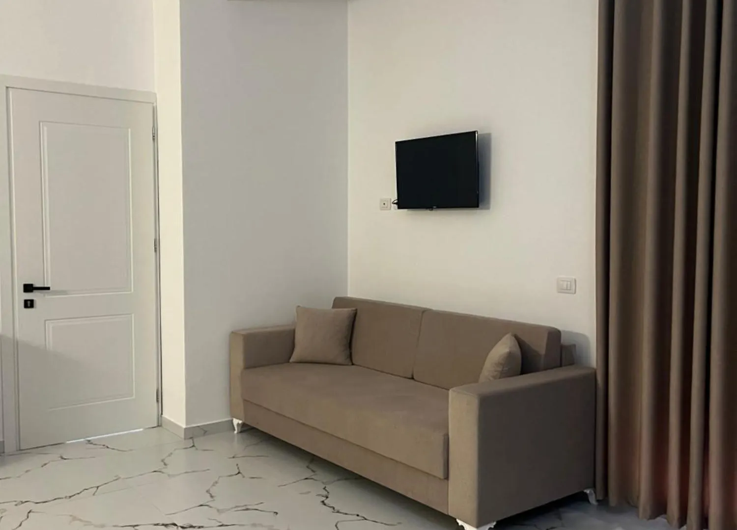 Xhefri'S Apartments Wlora