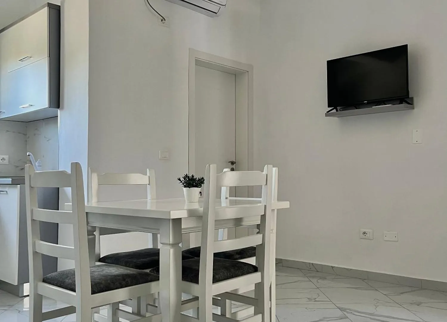 Xhefri'S Apartments Wlora