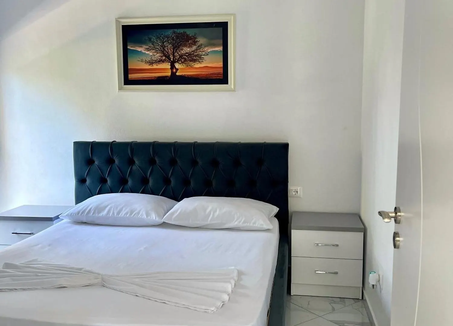 Xhefri'S Apartments Wlora