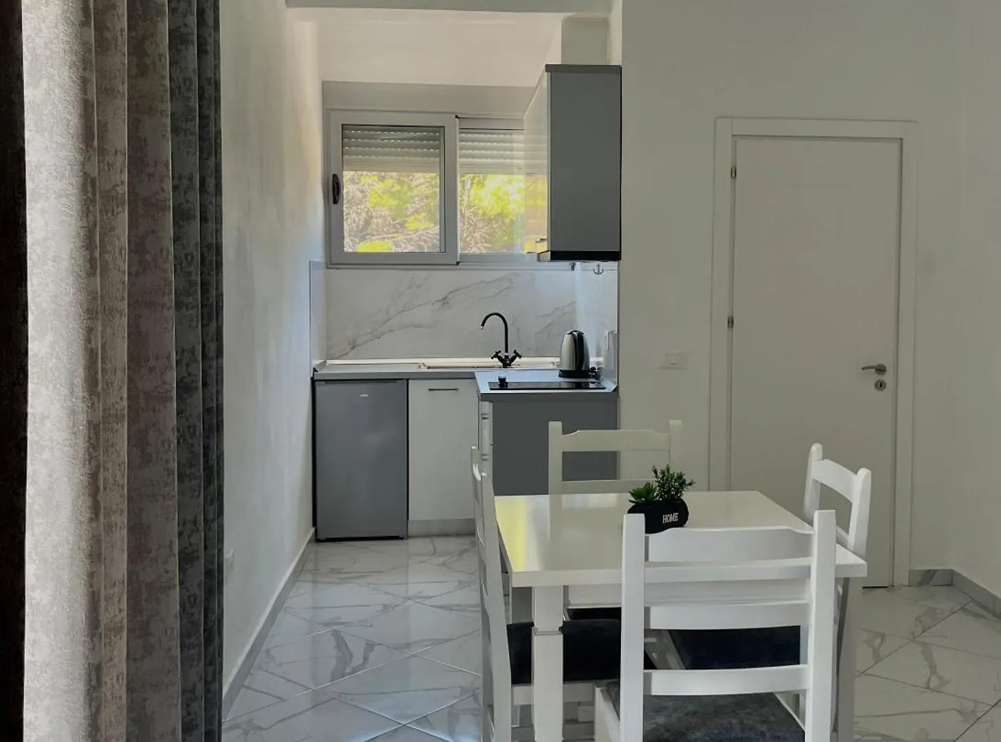 Xhefri'S Apartments Wlora
