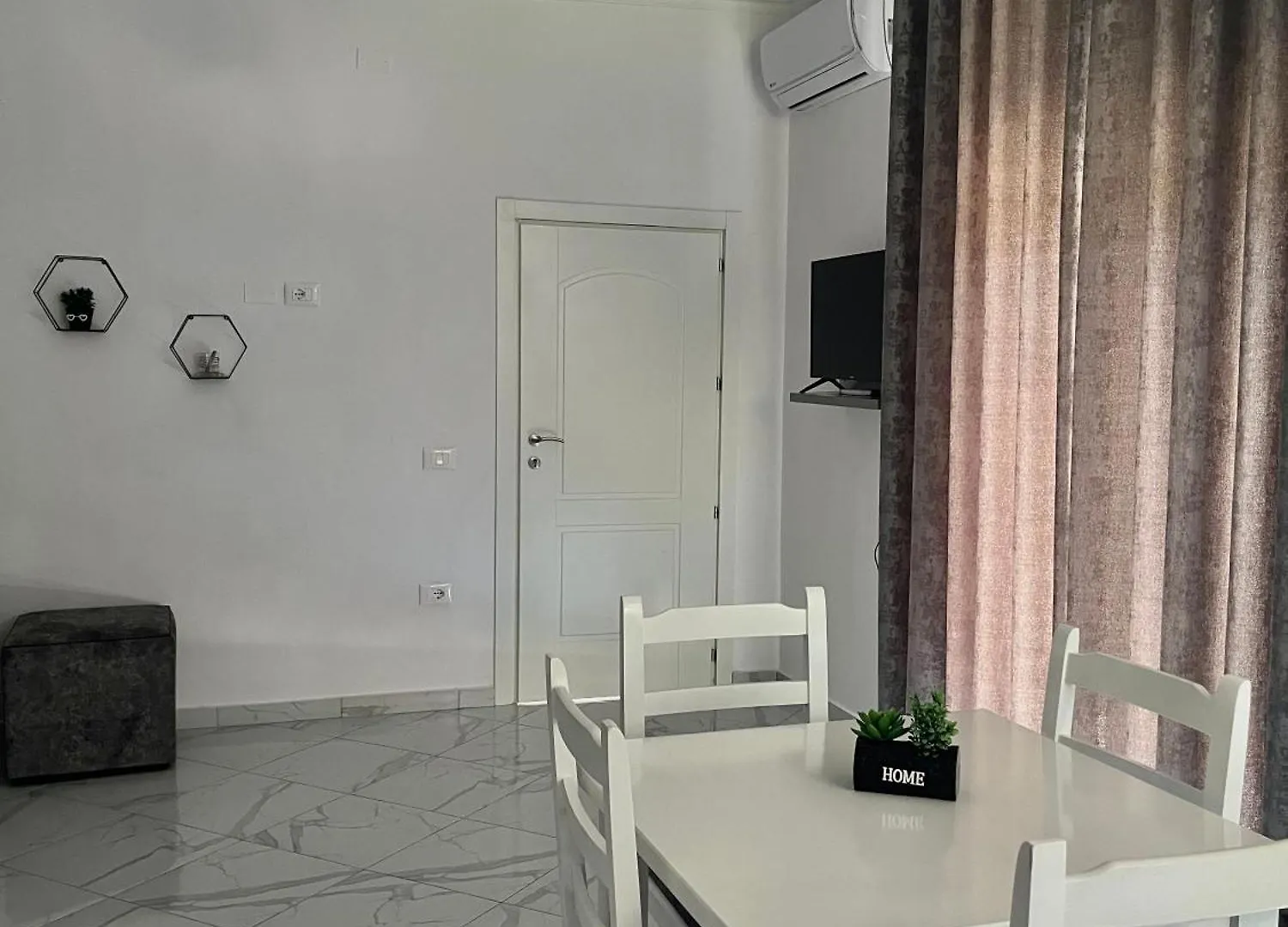 Xhefri'S Apartments Wlora
